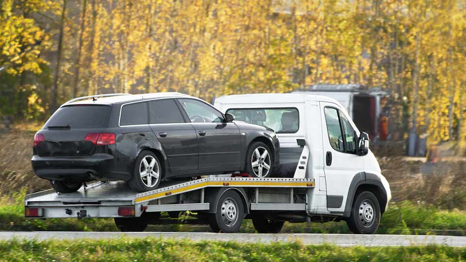 Ein Auto wird auf einem Abschleppwagen verladen und kostenlos bei Autoankauf Stendal abgeholt 